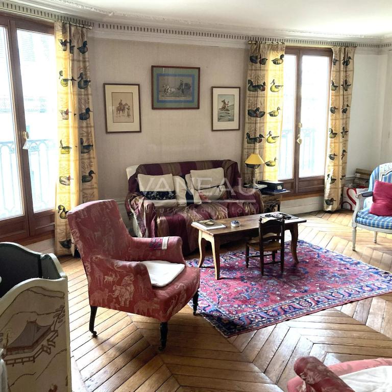 PARIS 9e - Grand Appartement - 230 m² - 5 chambres -
