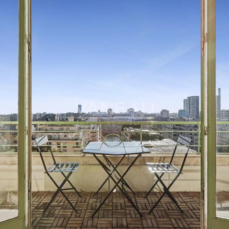 Paris XVIe - Passy - Vue panoramique et balcon.