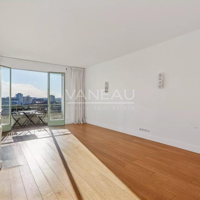 Paris XVIe - Passy - Vue panoramique et balcon.