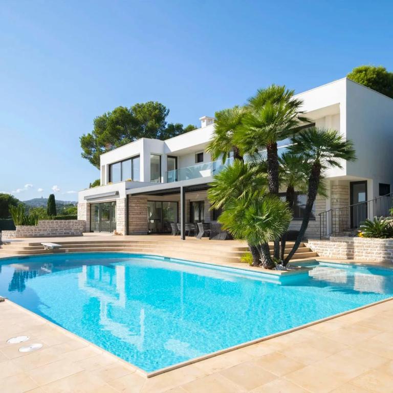 Antibes, Villa Contemporaine avec vue mer panoramique à vendre