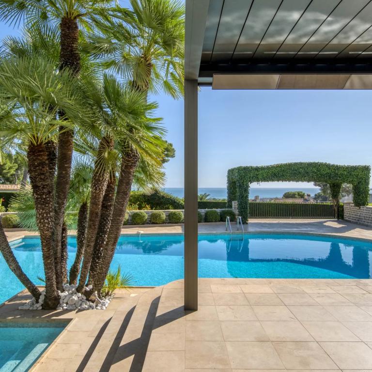 Antibes, Villa Contemporaine avec vue mer panoramique à vendre