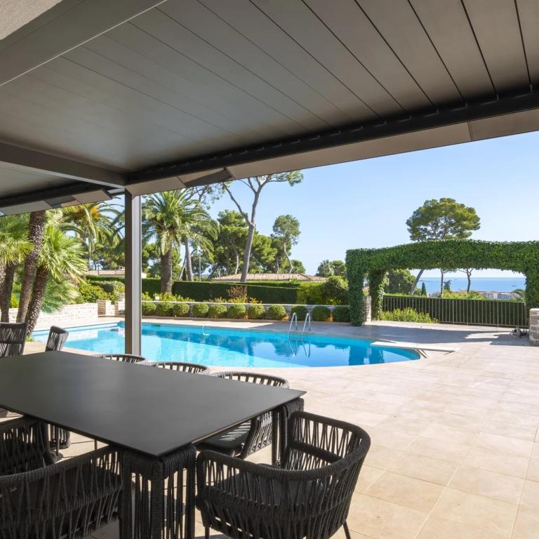 Antibes, Villa Contemporaine avec vue mer panoramique à vendre