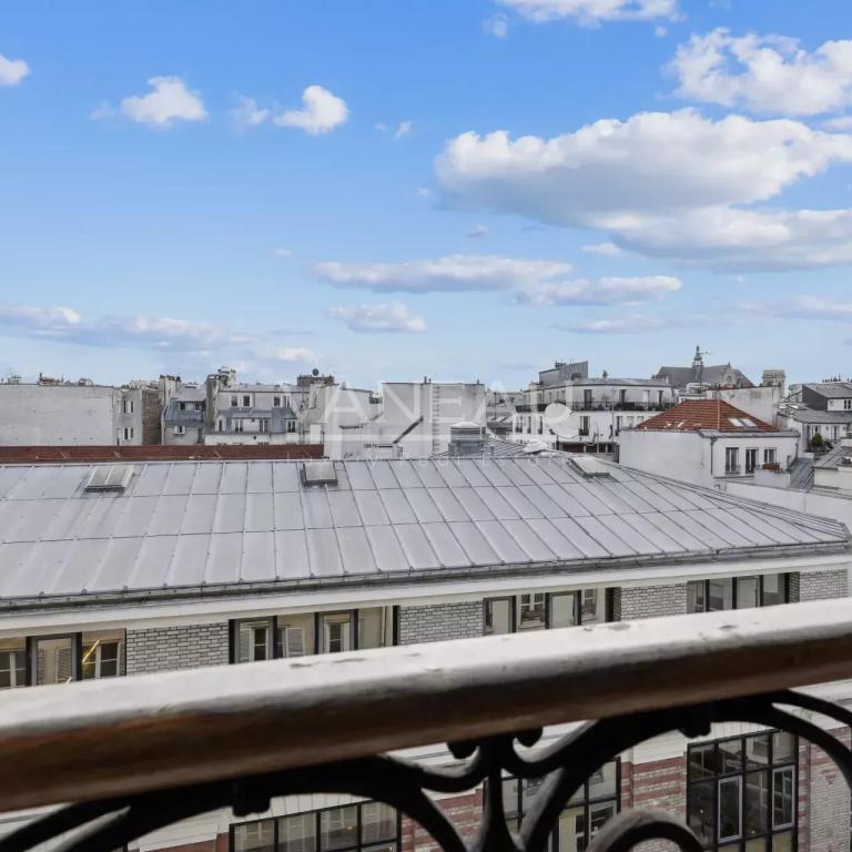 Paris IIème - Dernier étage avec ascenseur - vue dégagée