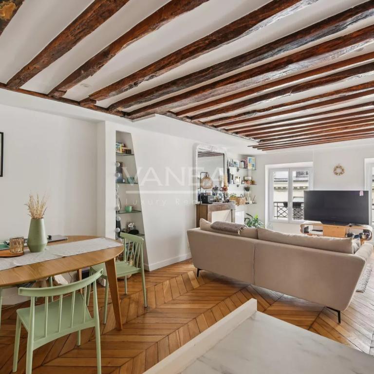 Paris IXe - Charmant deux pièces - Parquet, moulures, poutres et
