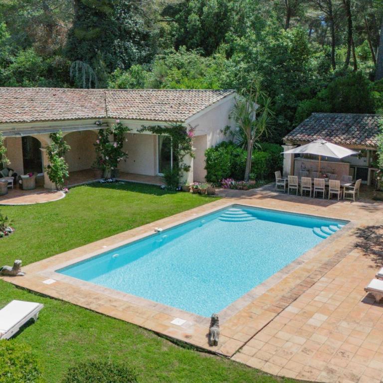 A VENDRE CANNES LE CANNET  VILLA SPACIEUSE DOMAINE PRIVE
