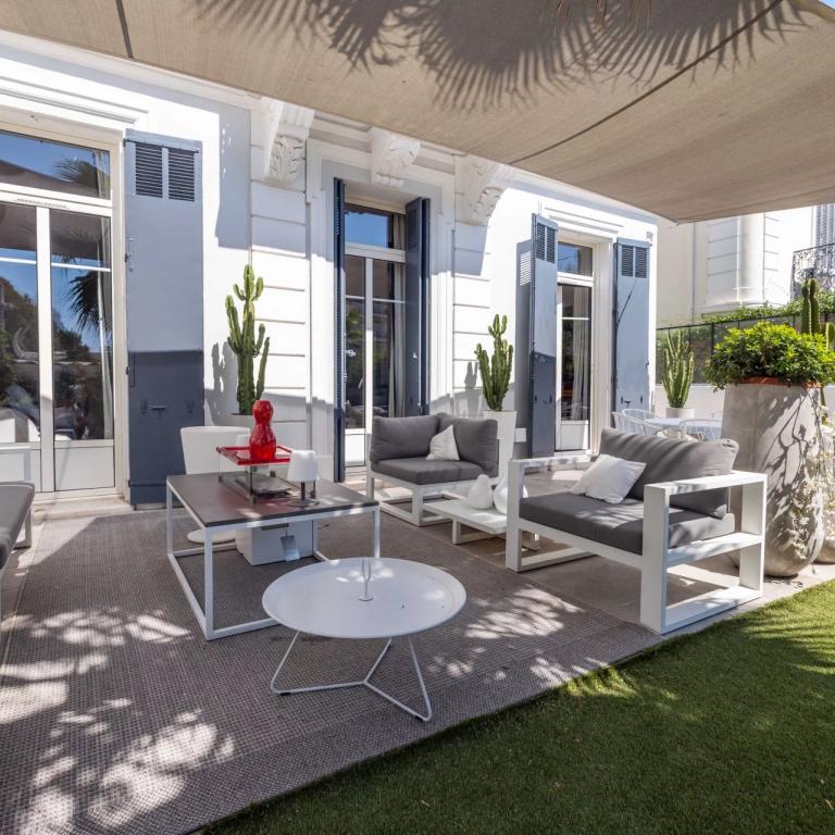 CANNES CENTRE VILLE MAISON RENOVEE A VENDRE  PISCINE PETIT JUAS 