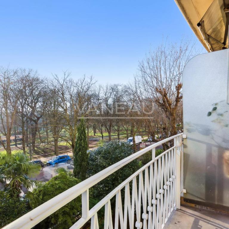 Paris XVIe - Vue tour Eiffel.