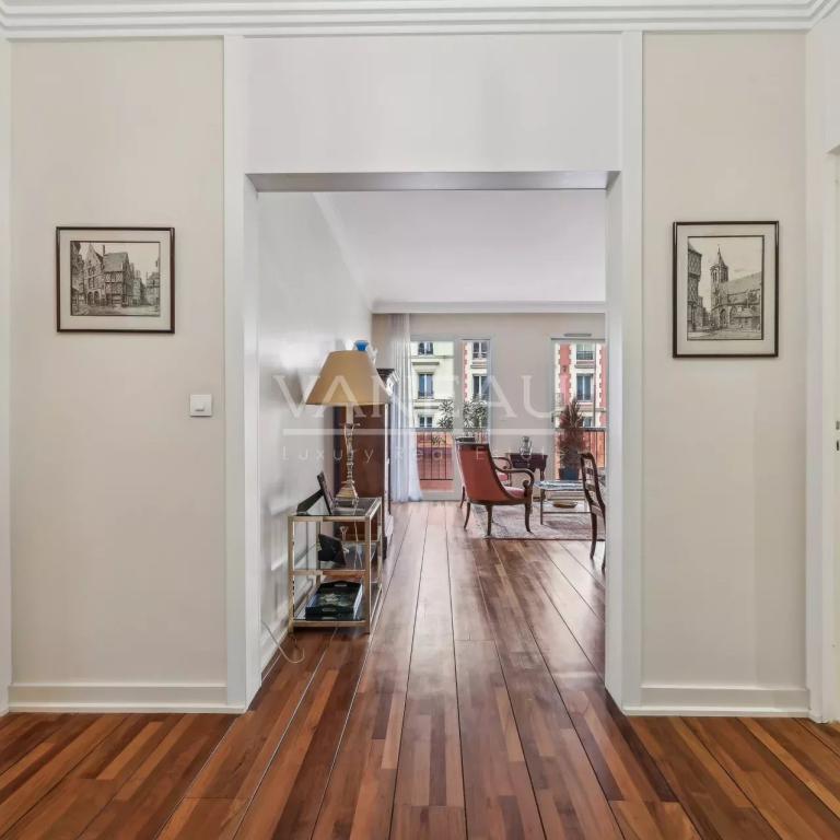 Paris VIIe - PLACE DE BRETEUIL - Appartement avec terrasse