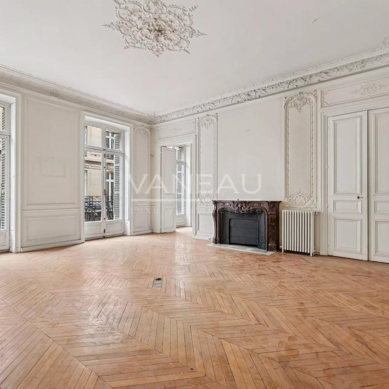 Paris VIII - Triangle d'or - Appartement de caractère traversant