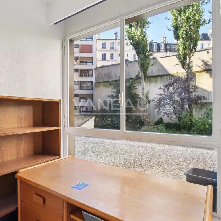 Paris XIVe – studette sur cour arborée