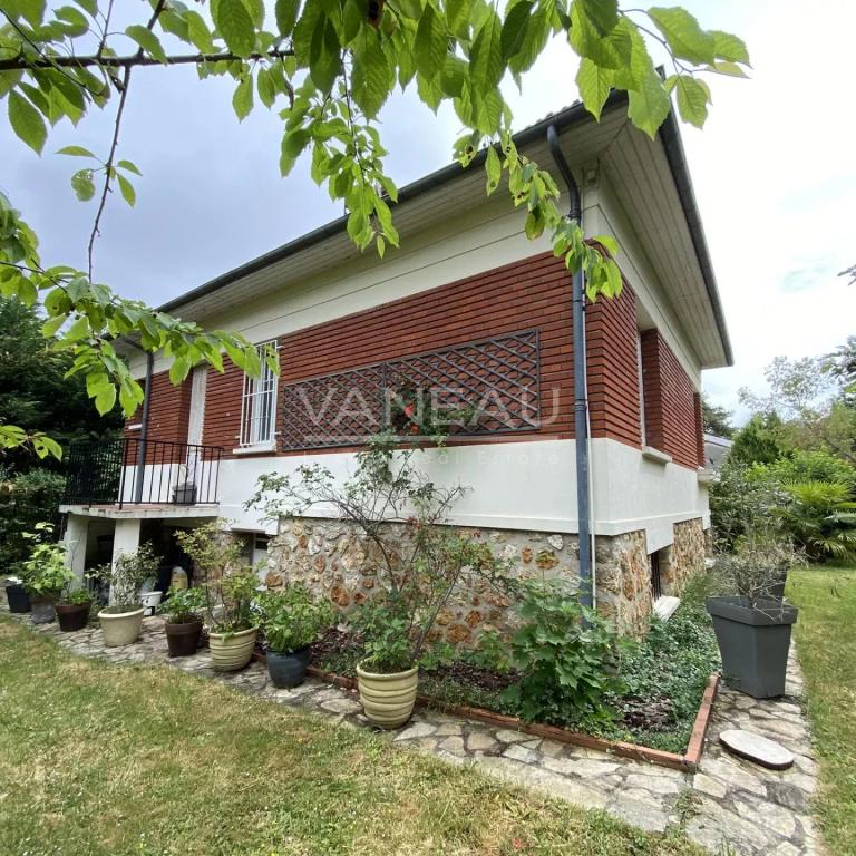 Sceaux (92330) - Villa de six pièces avec jardin fruitier -