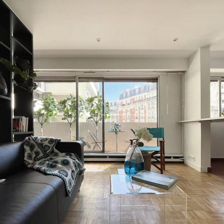 Charmant Studio de 31m2 avec grand  Balcon proche Métro Simplon