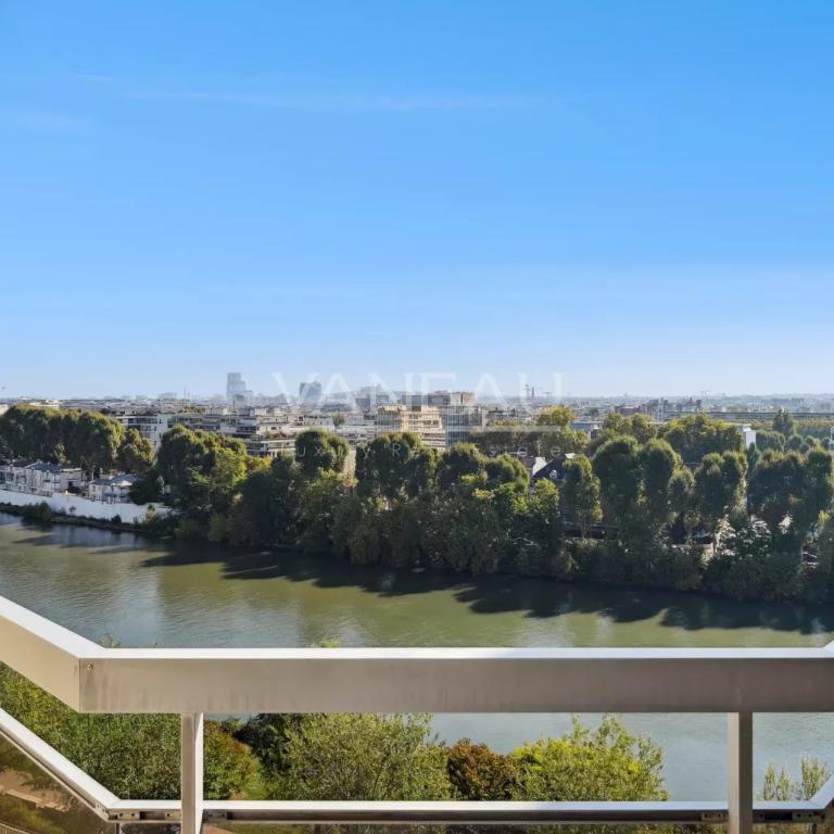 Courbevoie / Front de Seine / vue Tour Eiffel