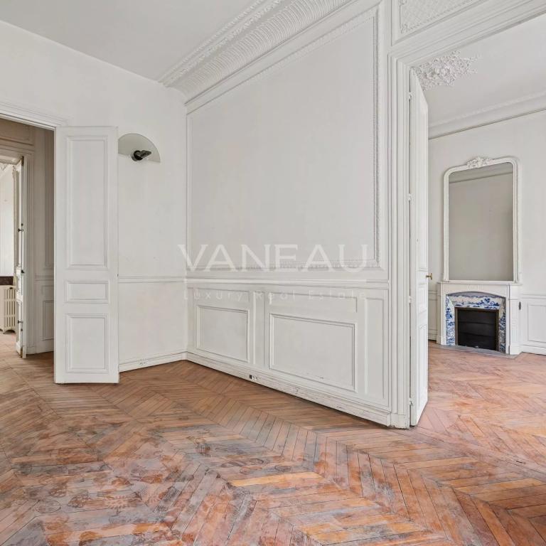 Paris VIII - Triangle d'or - Appartement de caractère traversant