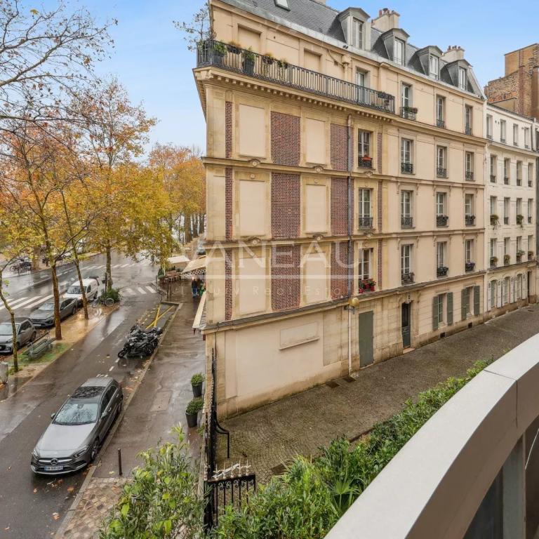 Paris VIIe - Gros Caillou -  Appartement avec balcon  — 2 chambr