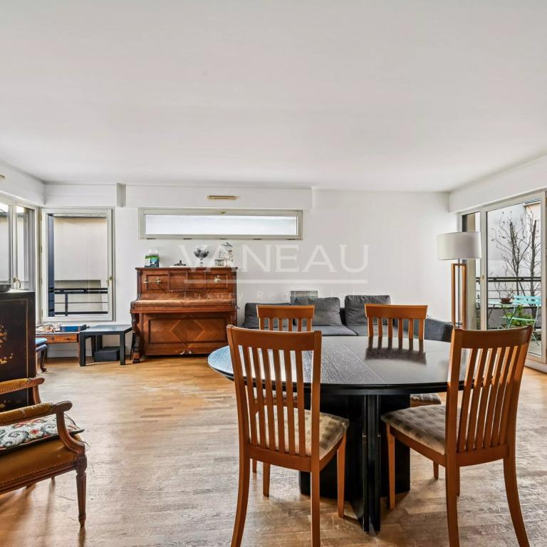 PARIS XVe - Commerce : Appartement familial avec balcon au calme