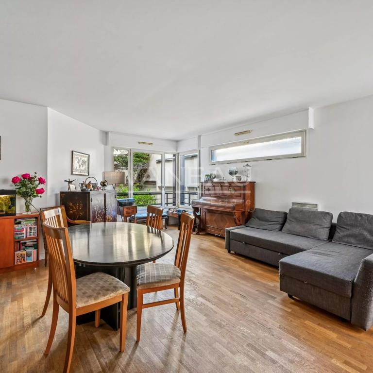 PARIS XVe - Commerce : Appartement familial avec balcon au calme