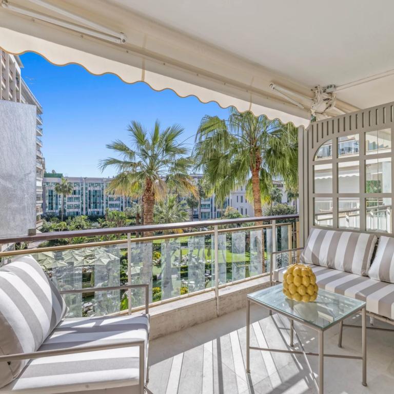 Cannes Croisette Grand Hotel Appartement 4 Pièces vue mer à vend
