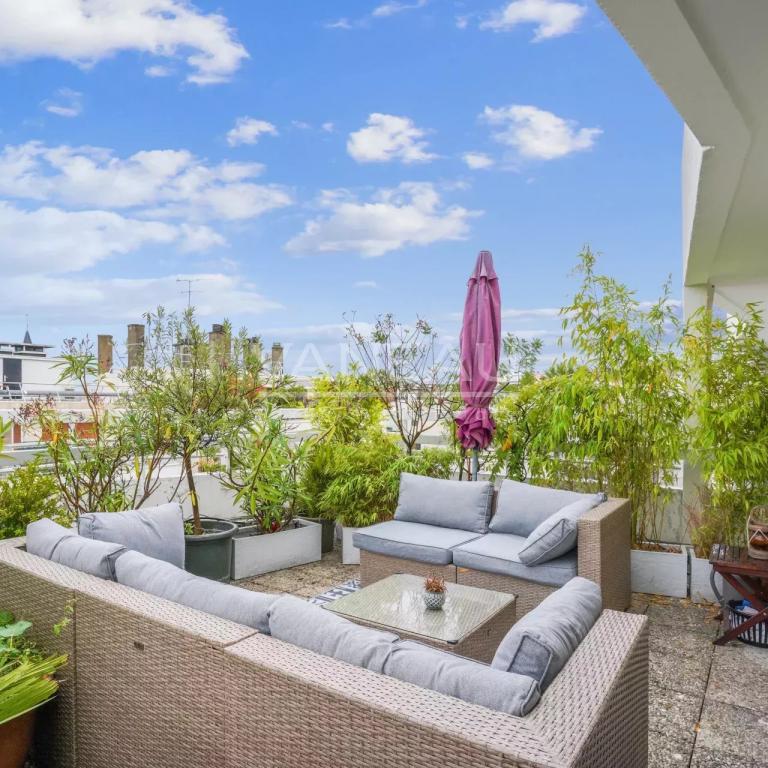Exclusivité - Paris XVIIIe - Studio avec Terrasse vue Montmartre