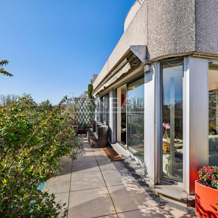 Paris XIVe : Parc Montsouris : Duplex au dernier étage avec terr