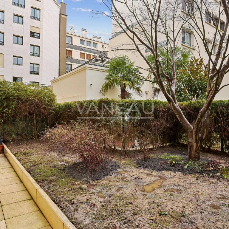 Deux pièces avec terrasse-jardin au calme