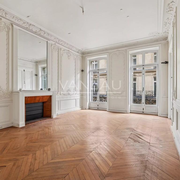 Paris VIII - Triangle d'or - Appartement de caractère traversant