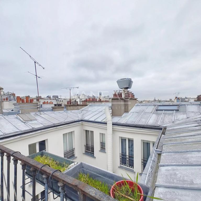 Paris IIe - Montorgueil - Studio dernier étage avec terrasse