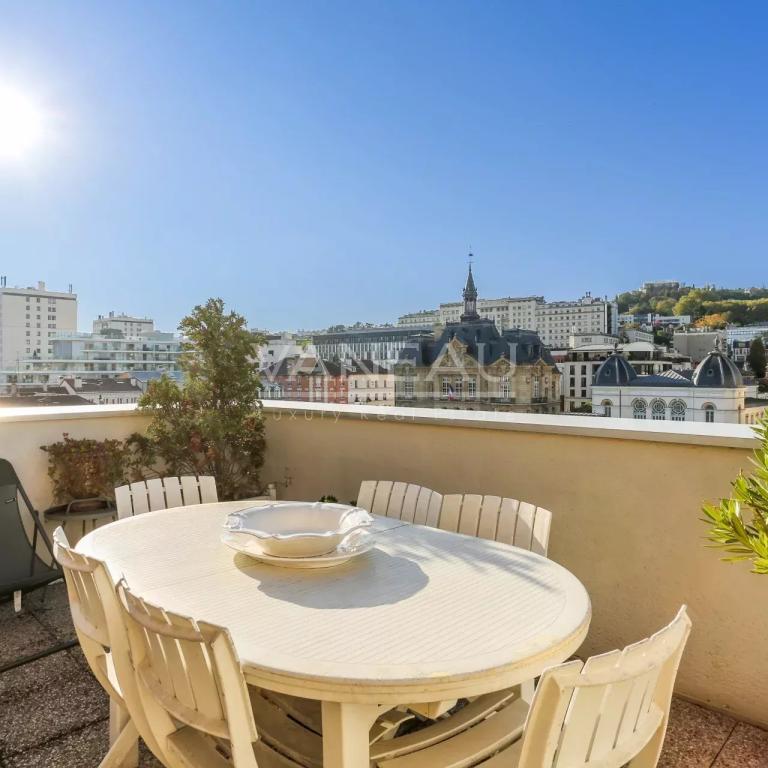 Suresnes/Mairie - Appartement dernier étage avec terrasse et bal