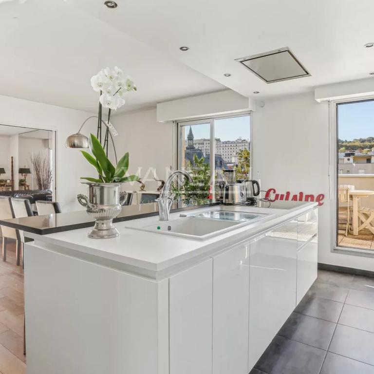 Suresnes/Mairie - Appartement dernier étage avec terrasse et bal