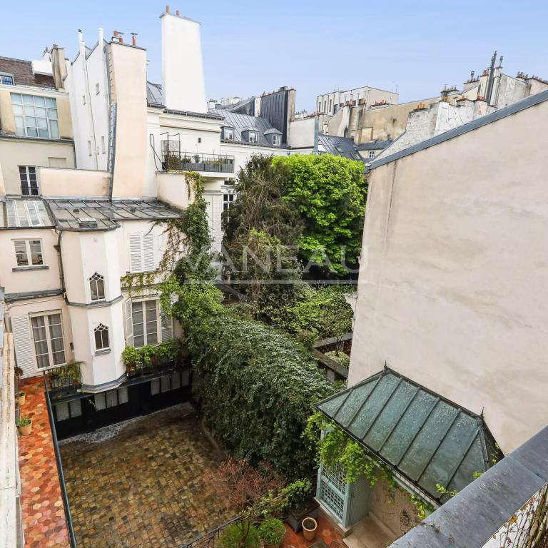 PARIS VIIe - Quartier des Antiquaires - Charmant appartement en étage élevé, deux chambres.