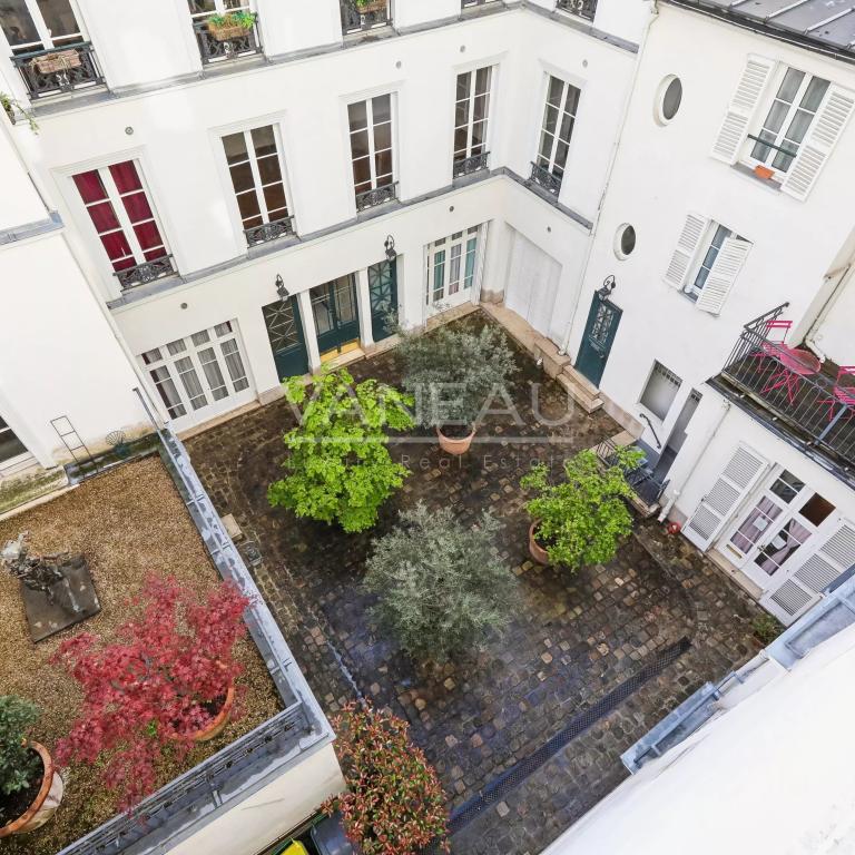 PARIS VIIe - Quartier des Antiquaires - Charmant appartement en étage élevé, deux chambres.