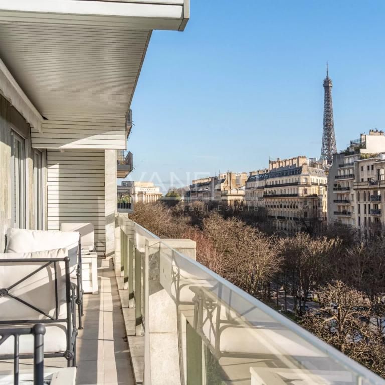 Paris XVIe - Henri Martin - Terrasse vue Tour Eiffel