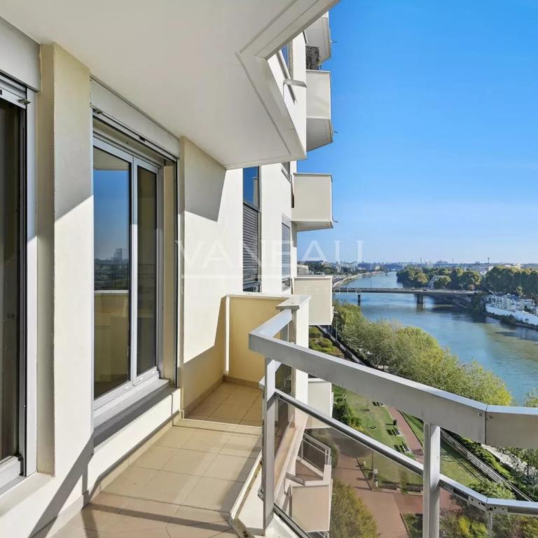 Courbevoie / Front de Seine / vue Tour Eiffel