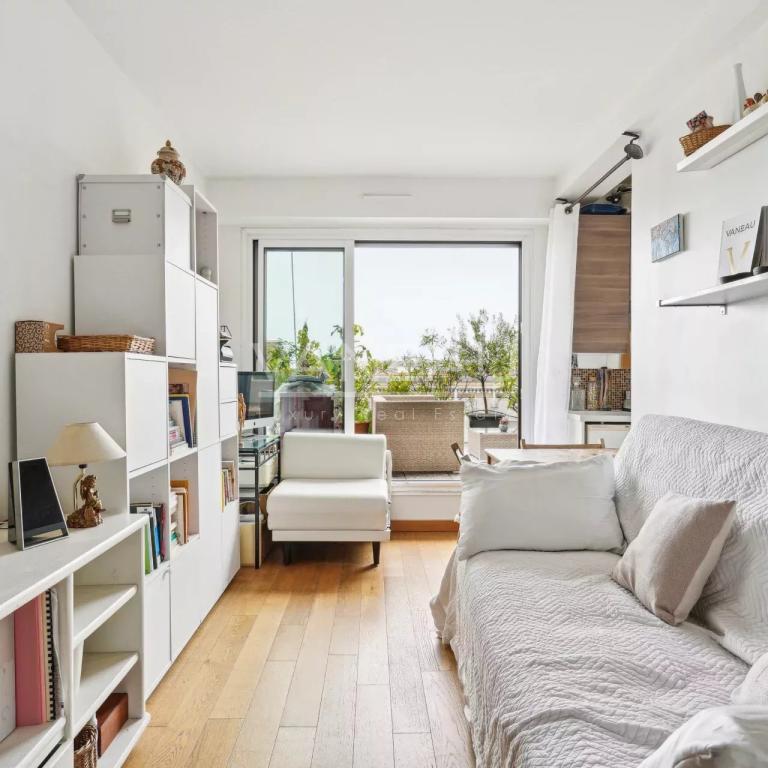 Exclusivité - Paris XVIIIe - Studio avec Terrasse vue Montmartre