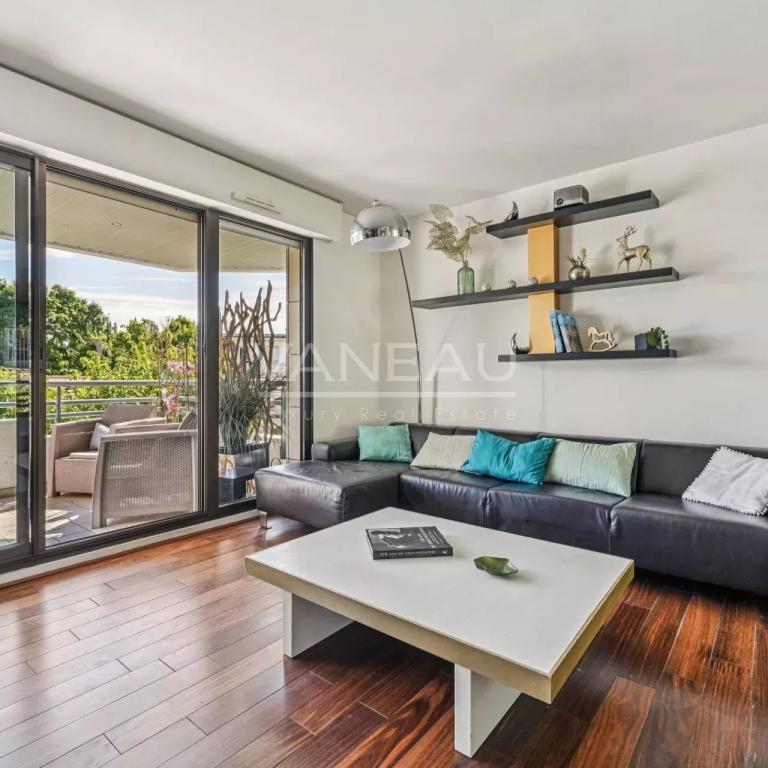 SURESNES - Appartement familial avec terrasse et balcon.