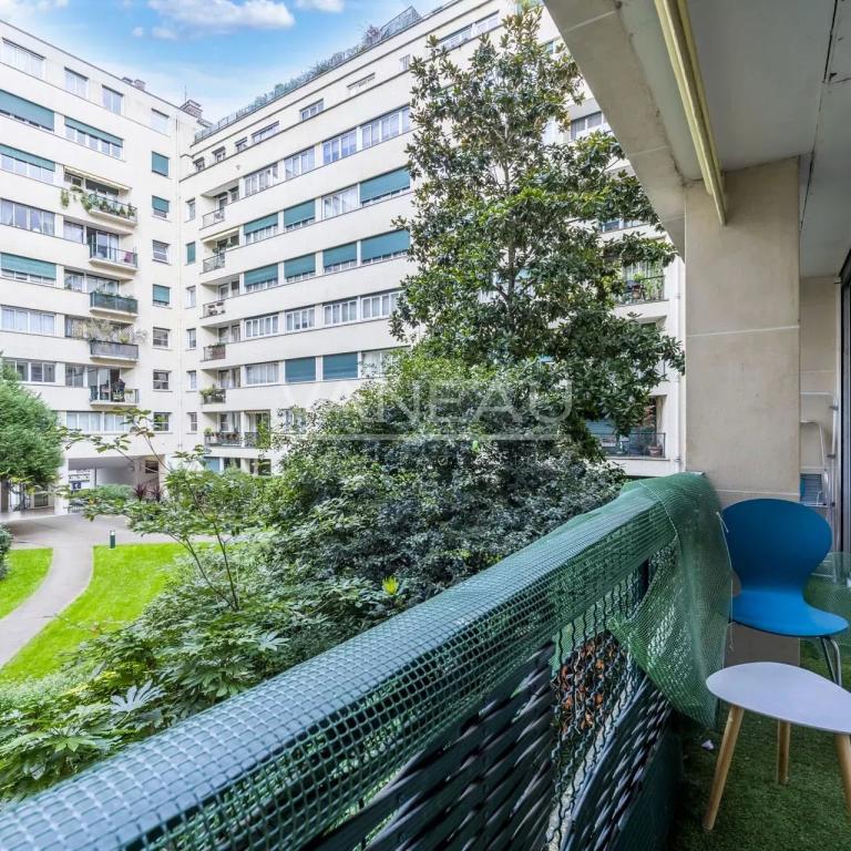 PARIS XVIIe - Rue des Acacias - Trois pièces avec balcon