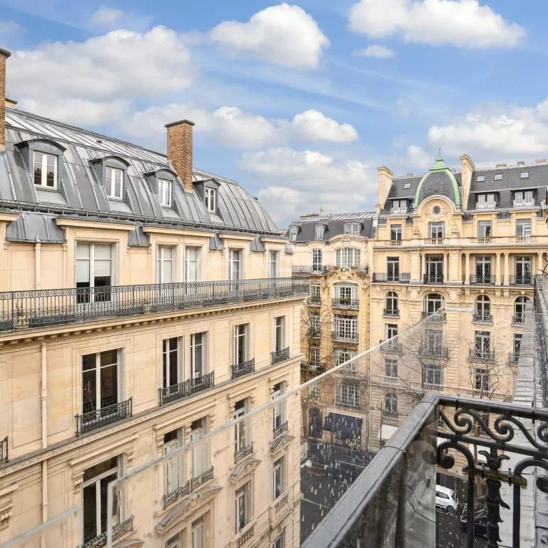 Paris XVIe - Place Victor Hugo - Dernier étage