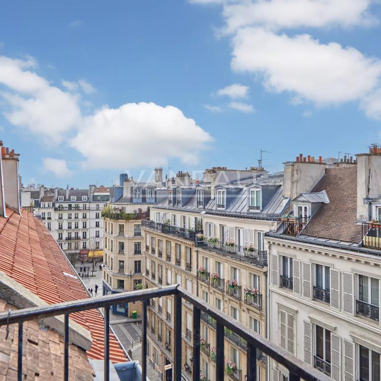 Paris IVe - Saint Paul - Deux pièces dernier étage ascenseur balcon