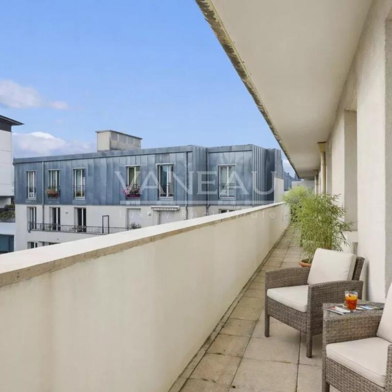Exclusivité : Trois pièces avec balcon en étage