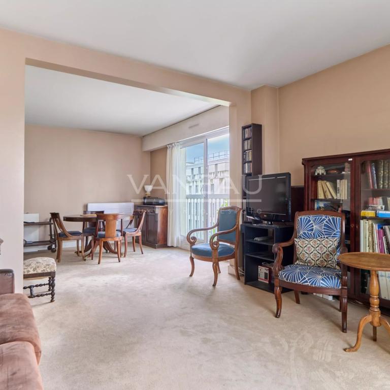 PARIS XVe - Appartement quatre pièces avec balcons - Parking en 