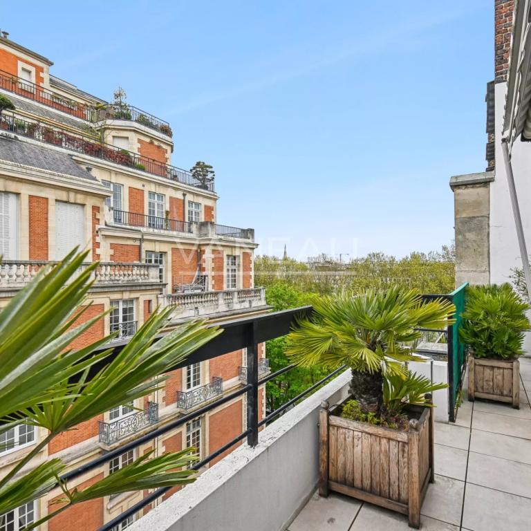 Paris VII - Quai d'Orsay - Dernier étage avec terrasse