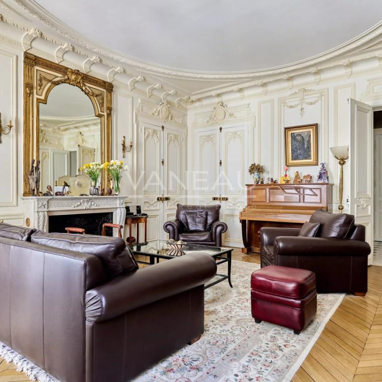 Paris VIIIe– Quartier Europe--Appartement familial et de récepti