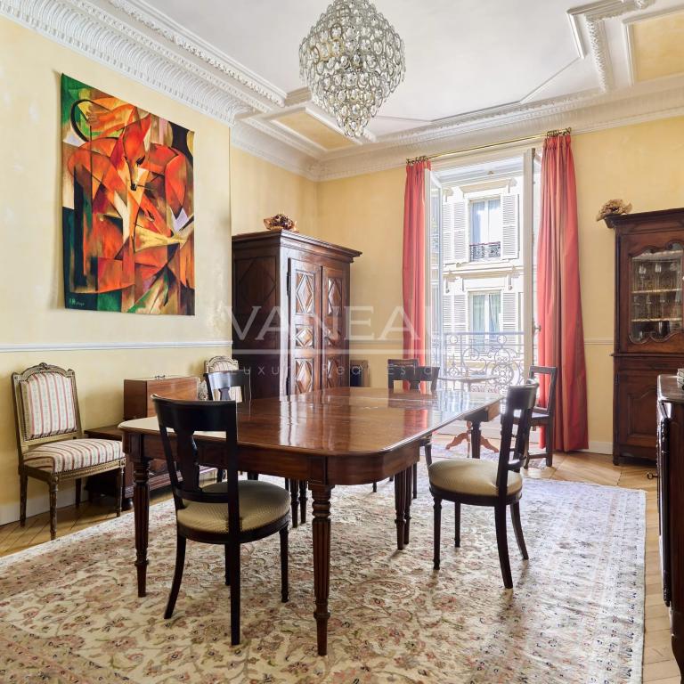 Paris VIIIe– Quartier Europe--Appartement familial et de réception