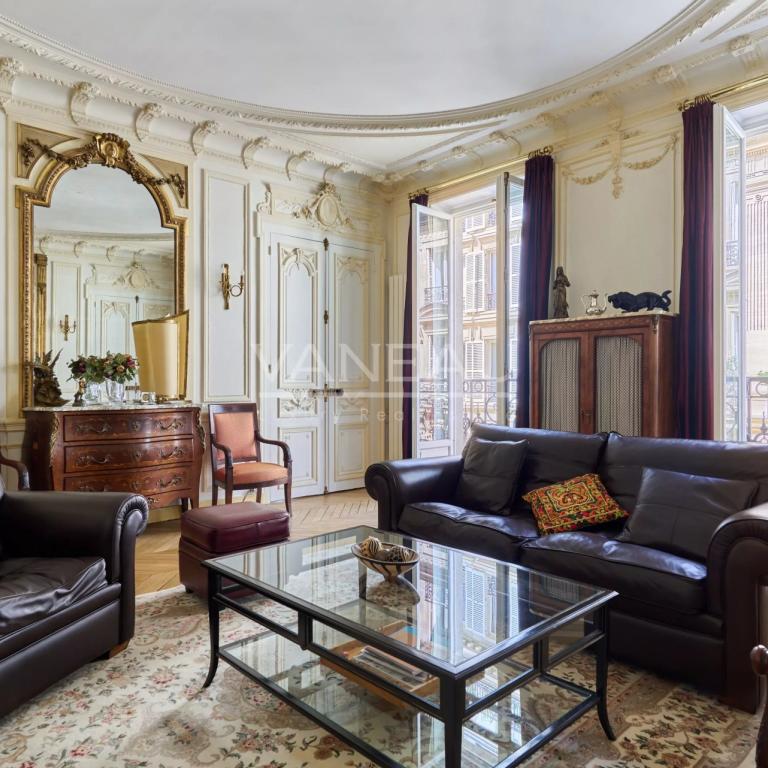 Paris VIIIe– Quartier Europe--Appartement familial et de récepti