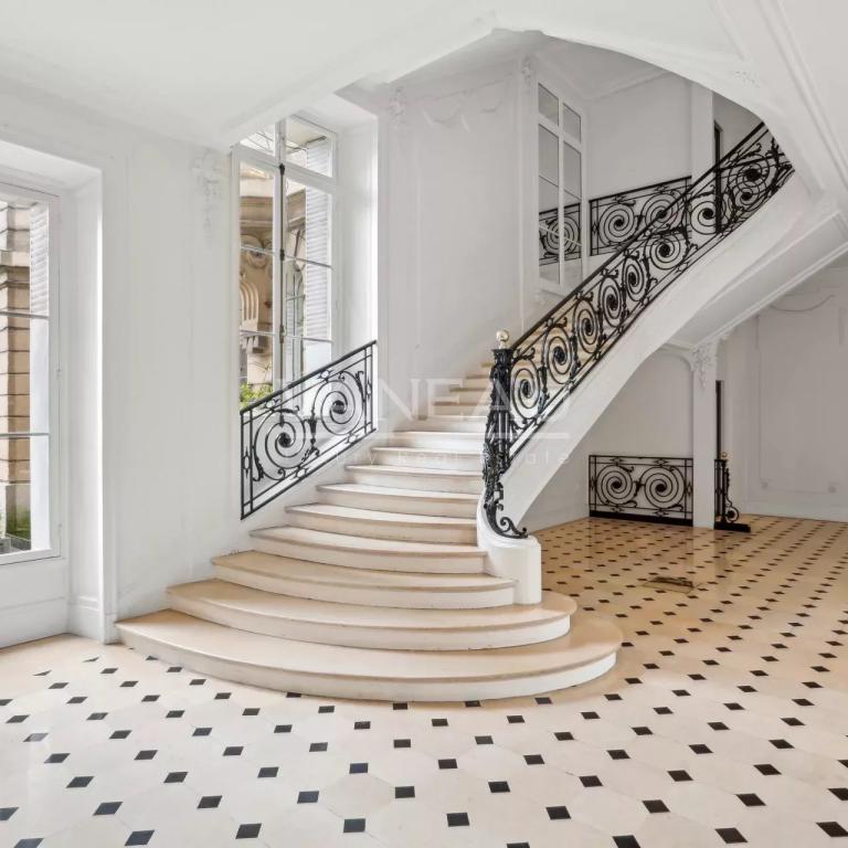 Paris XVIe - Place Victor Hugo - Magnifique appartement en derni