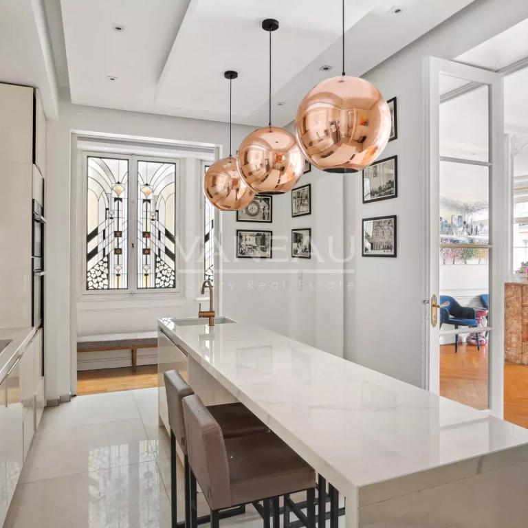 Paris XVIe - Place Victor Hugo - Magnifique appartement en derni