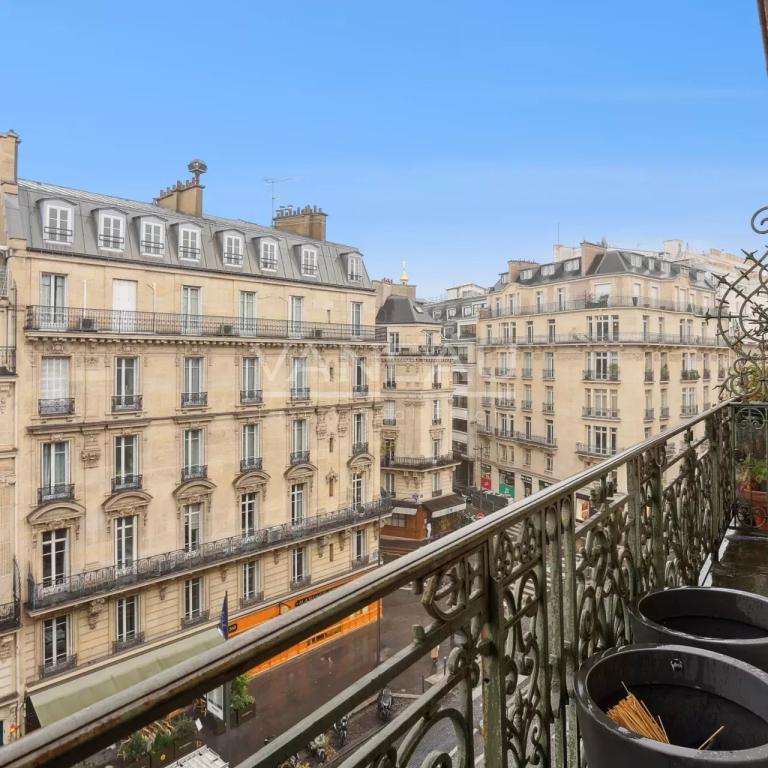 Paris VIIIe - A proximité du parc Monceau et de l’Etoile.