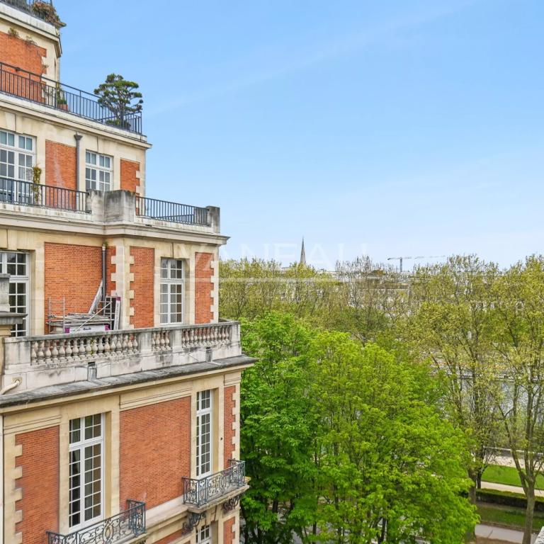 Paris VII - Quai d'Orsay - Etage élevé avec terrasse