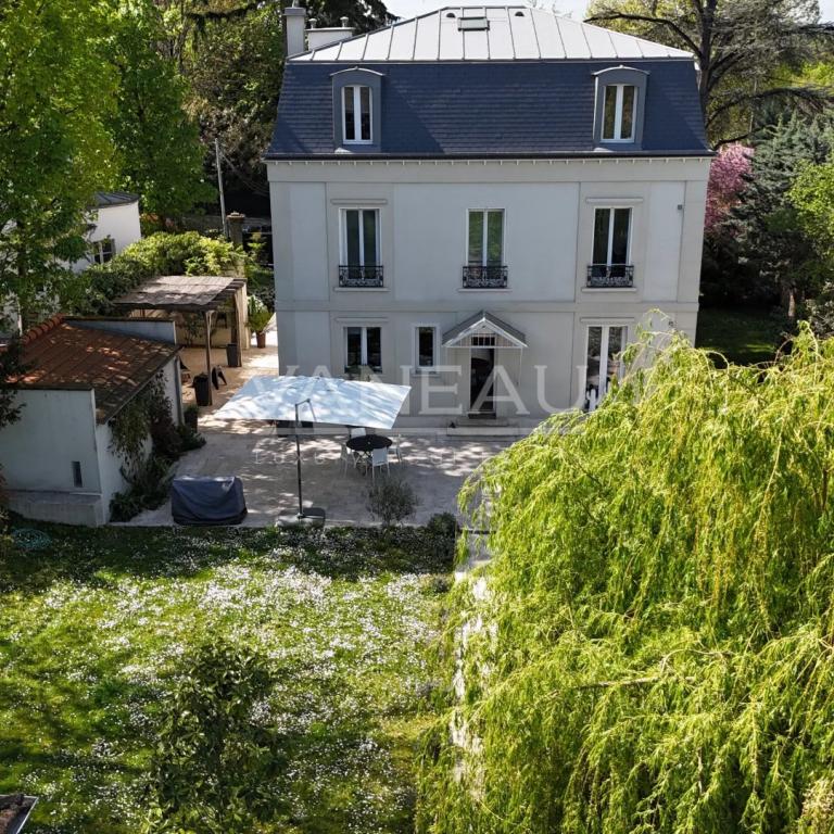 Montmorency – Élégante propriété Mansart d’exception, entièremen