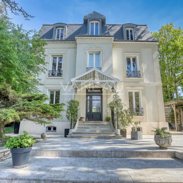 Montmorency – Élégante propriété Mansart d’exception, entièremen